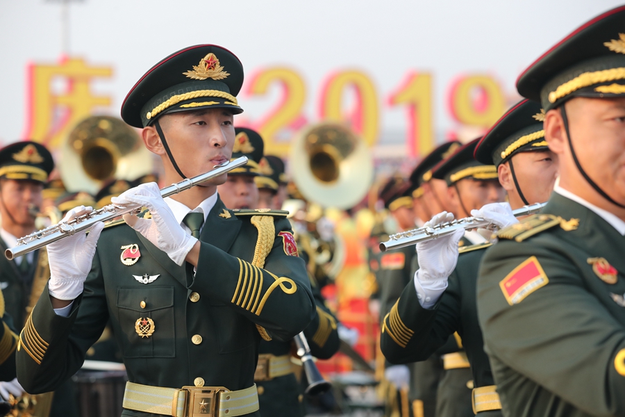 解放軍聯(lián)合軍樂(lè)團(tuán)在廣場(chǎng)就位后進(jìn)行準(zhǔn)備工作和試奏。據(jù)了解，解放軍聯(lián)合軍樂(lè)團(tuán)此次演奏是從開(kāi)國(guó)大典至今歷次閱兵以來(lái)演奏曲目最多的一次，不少曲目是為此次閱兵量身打造的全新作品，此次也是歷次女演奏員最多的一次。