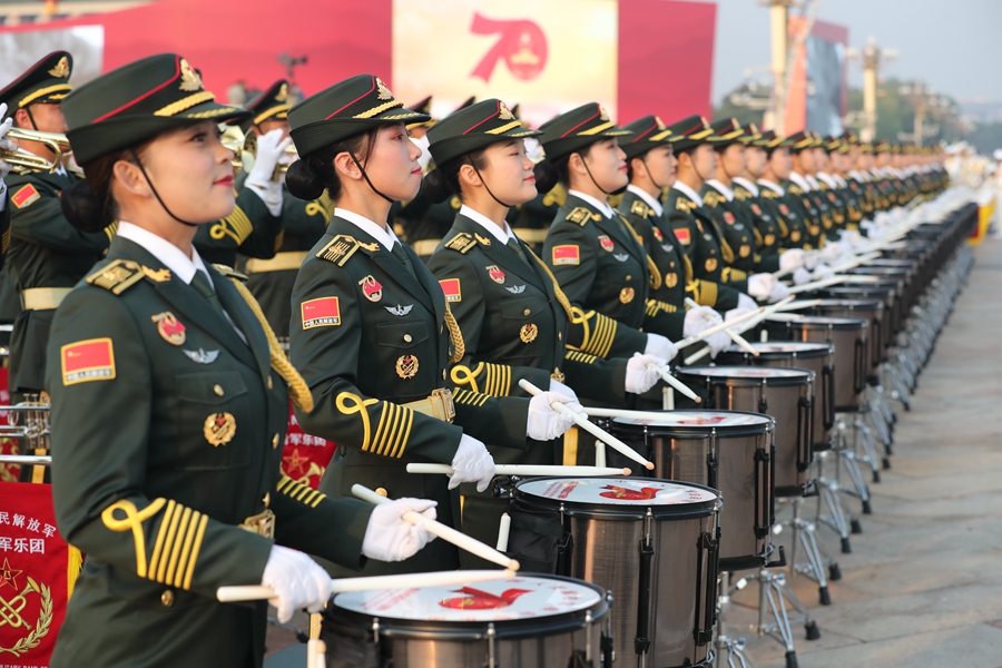 解放軍聯(lián)合軍樂(lè)團(tuán)在廣場(chǎng)就位后進(jìn)行準(zhǔn)備工作和試奏。據(jù)了解，解放軍聯(lián)合軍樂(lè)團(tuán)此次演奏是從開(kāi)國(guó)大典至今歷次閱兵以來(lái)演奏曲目最多的一次，不少曲目是為此次閱兵量身打造的全新作品，此次也是歷次女演奏員最多的一次。