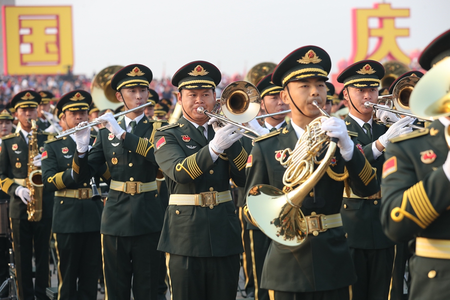 解放軍聯(lián)合軍樂(lè)團(tuán)在廣場(chǎng)就位后進(jìn)行準(zhǔn)備工作和試奏。據(jù)了解，解放軍聯(lián)合軍樂(lè)團(tuán)此次演奏是從開(kāi)國(guó)大典至今歷次閱兵以來(lái)演奏曲目最多的一次，不少曲目是為此次閱兵量身打造的全新作品，此次也是歷次女演奏員最多的一次。