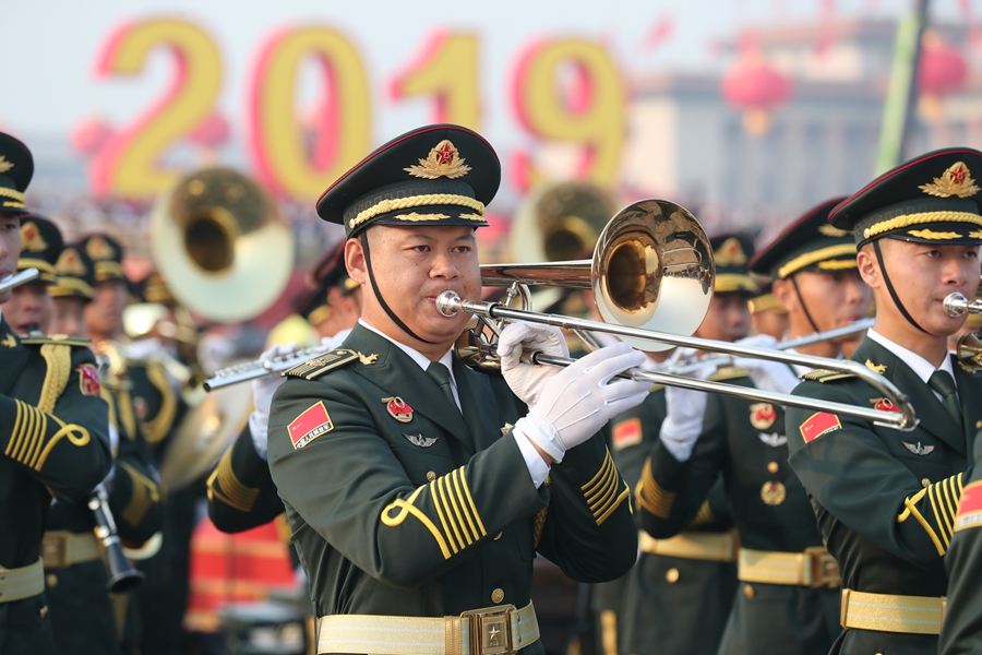 解放軍聯(lián)合軍樂(lè)團(tuán)在廣場(chǎng)就位后進(jìn)行準(zhǔn)備工作和試奏。據(jù)了解，解放軍聯(lián)合軍樂(lè)團(tuán)此次演奏是從開(kāi)國(guó)大典至今歷次閱兵以來(lái)演奏曲目最多的一次，不少曲目是為此次閱兵量身打造的全新作品，此次也是歷次女演奏員最多的一次。