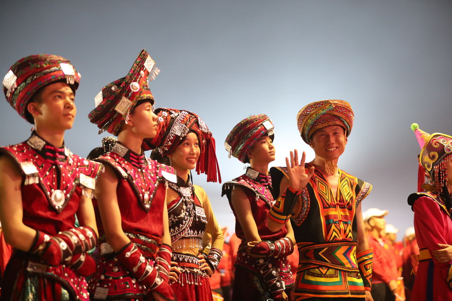 好兒好女好家園，齊心奔小康，共圓中國夢(mèng)