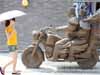 &ldquo;最潮&rdquo;兵馬俑亮相西安 騎機(jī)車瞅美女