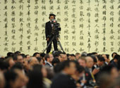 記者持&ldquo;長槍短炮&rdquo;在發(fā)布會現(xiàn)場工作