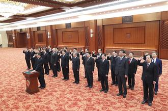 國(guó)務(wù)院部長(zhǎng)、委員會(huì)主任、中國(guó)人民銀行行長(zhǎng)、審計(jì)長(zhǎng)進(jìn)行憲法宣誓