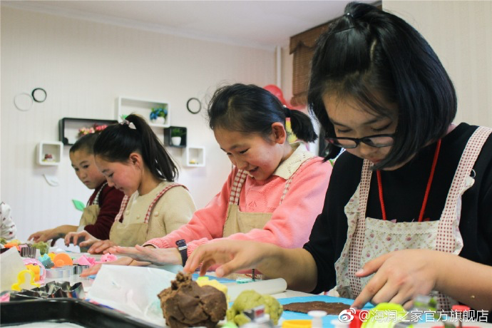 在北京，孩子們上了一節(jié)別開生面的廚藝課&mdash;&mdash;手工DIY餅干。孩子們腦洞大開親自上手，從制作到出爐不僅留下了噴香的餅干，還留下了珍貴的回憶。親手做的餅干孩子們舍不得獨(dú)享，成為了回程路上最重要的&ldquo;伴手禮&rdquo;