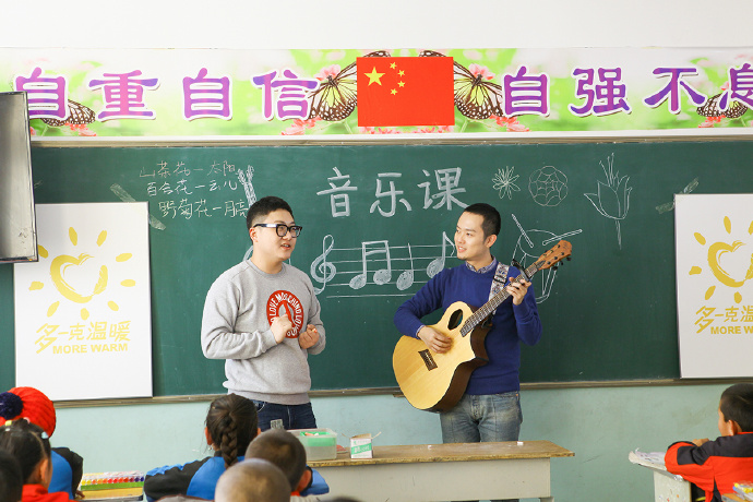 &ldquo;多一克溫暖&rdquo;公益活動(dòng)的老朋友好妹妹樂隊(duì)，為孩子們帶來了音樂和繪畫課，用音符溫暖孩子們的心靈，用畫筆繪出更繽紛的世界。不斷匯聚的愛心，讓寒冷的北疆進(jìn)入到更多人的視野當(dāng)中，也讓孩子們臉上的笑容更燦爛。