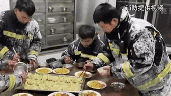 零下14度滅火后 消防員吃飯這一幕讓人心疼！