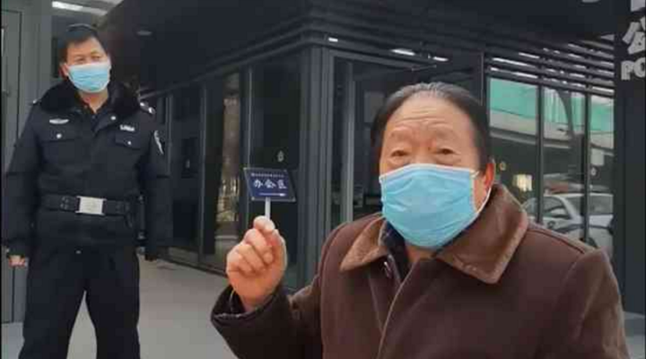 社區(qū)封閉，76歲的他為什么要出來