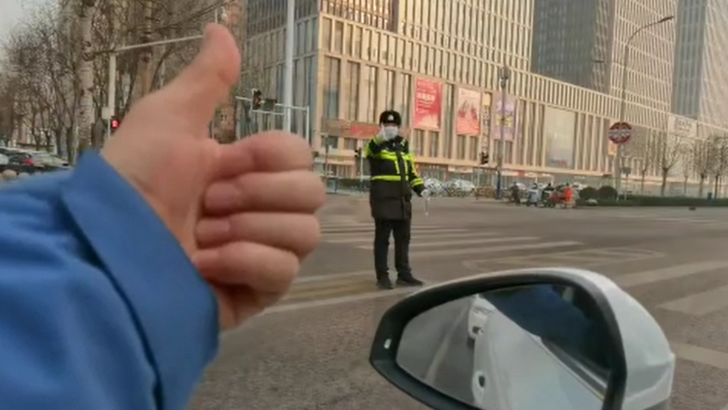 石家莊路人和交警的這個&ldquo;暗號&rdquo;，真暖！