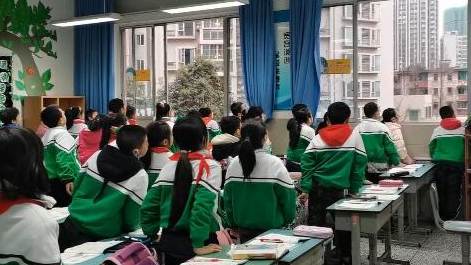 課上到一半，同學(xué)們卻把頭望向了外面！校長說：點(diǎn)贊！