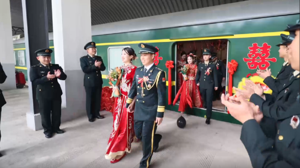 火車當(dāng)&ldquo;婚車&rdquo;，東風(fēng)快遞員最有排面的&ldquo;幸福軍列&rdquo;
