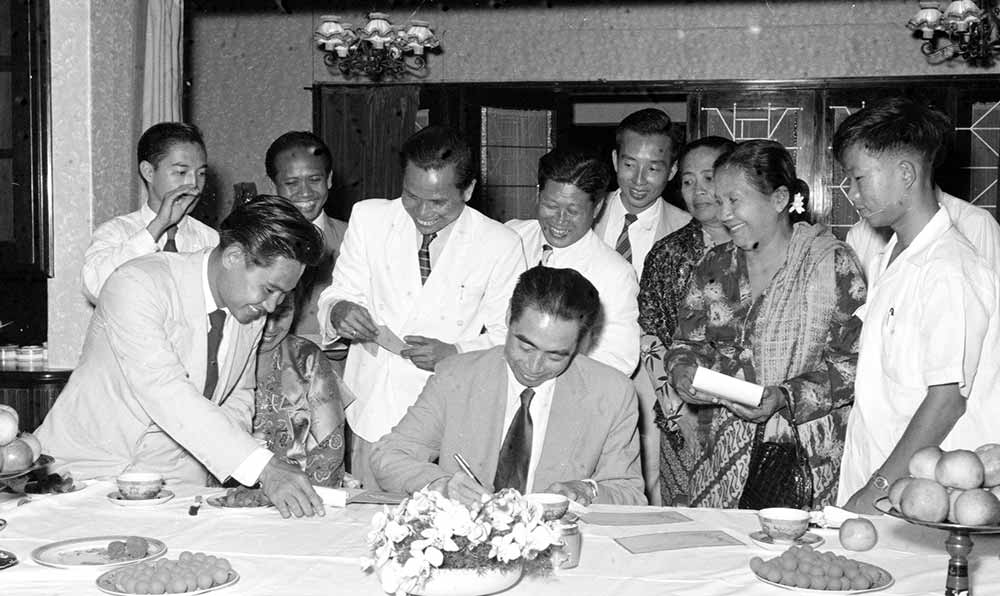 1955年4月25日，為迎接亞非會議而組織的萬隆人民委員會的代表請周恩來總理簽名留念。