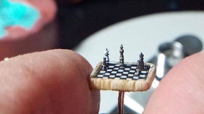 比指甲蓋還小！ 土耳其微雕藝術(shù)家雕出超小國際象棋