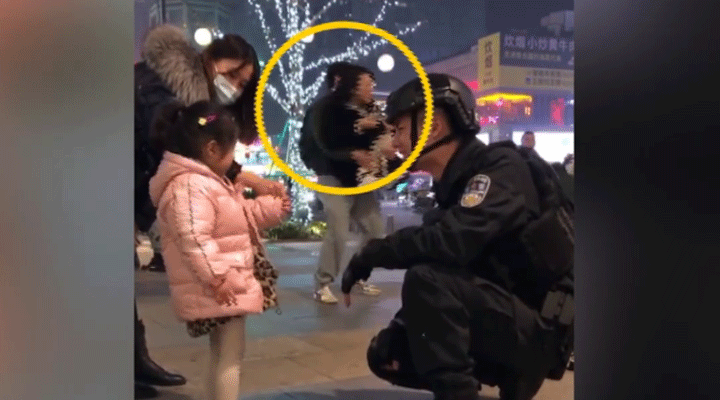 女子被特警圈粉蹲地拍照不想走，男友接下來的舉動驚呆網友