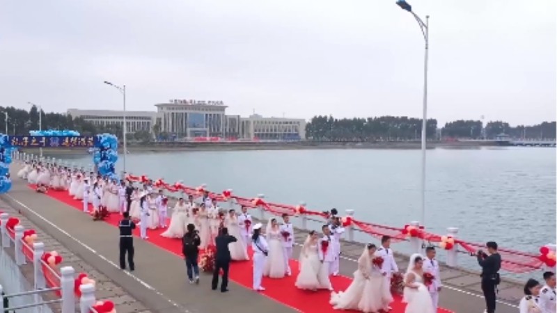 乘風(fēng)破浪來娶你！海軍某部30對新人舉行集體婚禮