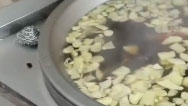 沈陽一企業(yè)熬740鍋紅糖水送26個(gè)檢測(cè)點(diǎn)，用了千斤紅糖200斤姜