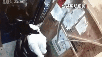 電梯內(nèi)突發(fā)自燃 電動車進樓怎么禁？ 發(fā)現(xiàn)電瓶車有起火苗頭應立刻撤離