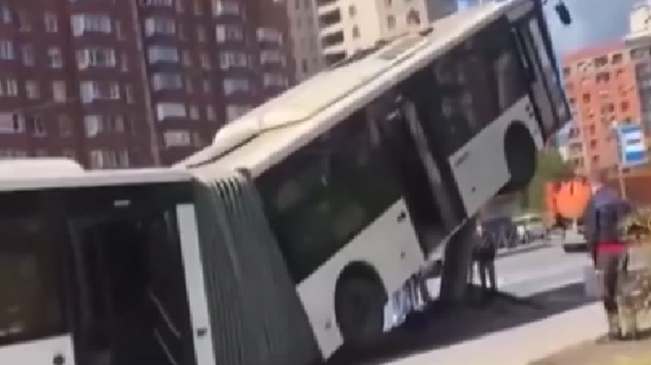 俄羅斯公交車(chē)進(jìn)站時(shí)突然失控 &ldquo;爬上&rdquo;燈柱