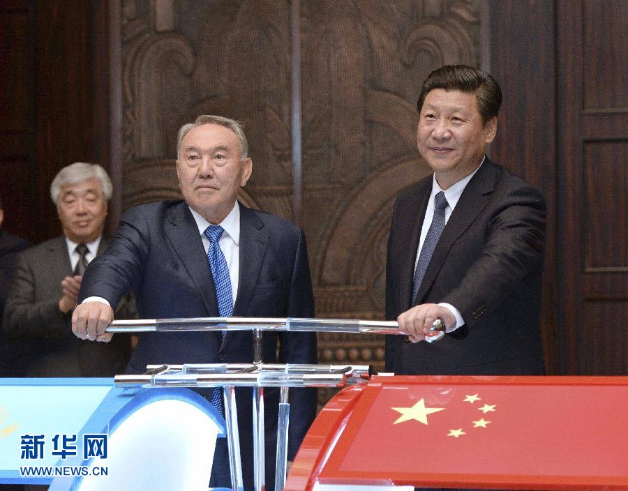 5月19日，國(guó)家主席習(xí)近平在上海同哈薩克斯坦總統(tǒng)納扎爾巴耶夫舉行會(huì)談。這是會(huì)談后，兩國(guó)元首共同出席中哈連云港物流場(chǎng)站項(xiàng)目遠(yuǎn)程投產(chǎn)儀式。新華社記者 馬占成 攝 