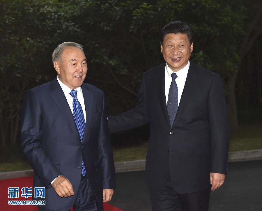  5月19日，中國(guó)國(guó)家主席習(xí)近平在上海同哈薩克斯坦總統(tǒng)納扎爾巴耶夫舉行會(huì)談。這是會(huì)談前，習(xí)近平在上海西郊會(huì)議中心廣場(chǎng)為納扎爾巴耶夫舉行歡迎儀式。新華社記者 馬占成 攝 