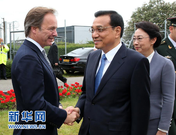6月16日，應(yīng)英國(guó)首相卡梅倫邀請(qǐng)，國(guó)務(wù)院總理李克強(qiáng)乘專機(jī)抵達(dá)倫敦希思羅機(jī)場(chǎng)，開(kāi)始對(duì)英國(guó)進(jìn)行正式訪問(wèn)。李克強(qiáng)總理夫人程虹同機(jī)抵達(dá)。這是英國(guó)政府高級(jí)官員到機(jī)場(chǎng)迎接李克強(qiáng)總理和夫人。新華社記者 龐興雷 攝