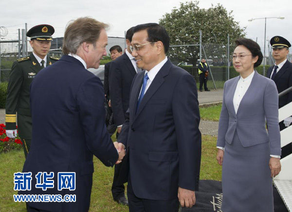 6月16日，應(yīng)英國(guó)首相卡梅倫邀請(qǐng)，國(guó)務(wù)院總理李克強(qiáng)乘專機(jī)抵達(dá)倫敦希思羅機(jī)場(chǎng)，開(kāi)始對(duì)英國(guó)進(jìn)行正式訪問(wèn)。李克強(qiáng)總理夫人程虹同機(jī)抵達(dá)。這是英國(guó)政府高級(jí)官員到機(jī)場(chǎng)迎接李克強(qiáng)總理和夫人。新華社記者 黃敬文 攝