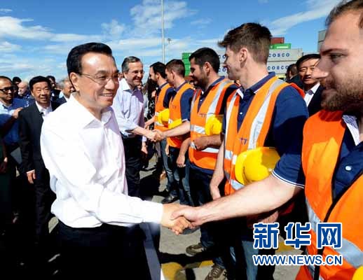6月20日，國務(wù)院總理李克強與希臘總理薩馬拉斯共同考察中國遠洋運輸集團比雷埃夫斯集裝箱碼頭。這是李克強和薩馬拉斯來到3號碼頭，同碼頭工人親切交流。新華社記者 李濤 攝 