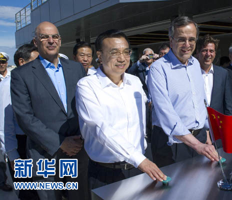這是李克強與薩馬拉斯共同發(fā)出指令，一列滿載中國貨物的列車緩緩駛出比雷埃夫斯港，開往中東歐目的地。新華社記者 王曄 攝