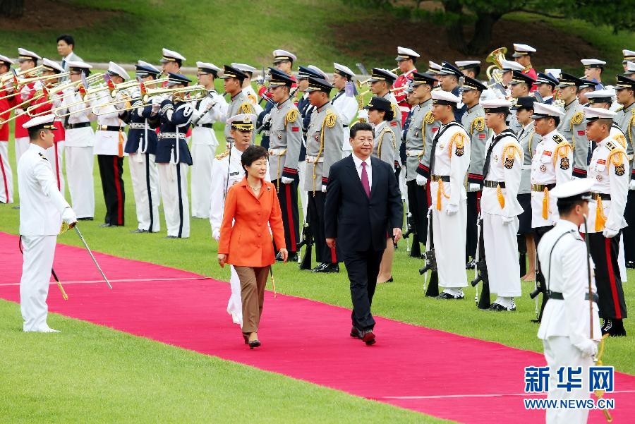 7月3日，國家主席習(xí)近平在首爾同韓國總統(tǒng)樸槿惠舉行會談。會談前，樸槿惠在青瓦臺總統(tǒng)府為習(xí)近平舉行隆重歡迎儀式。 新華社記者姚大偉攝