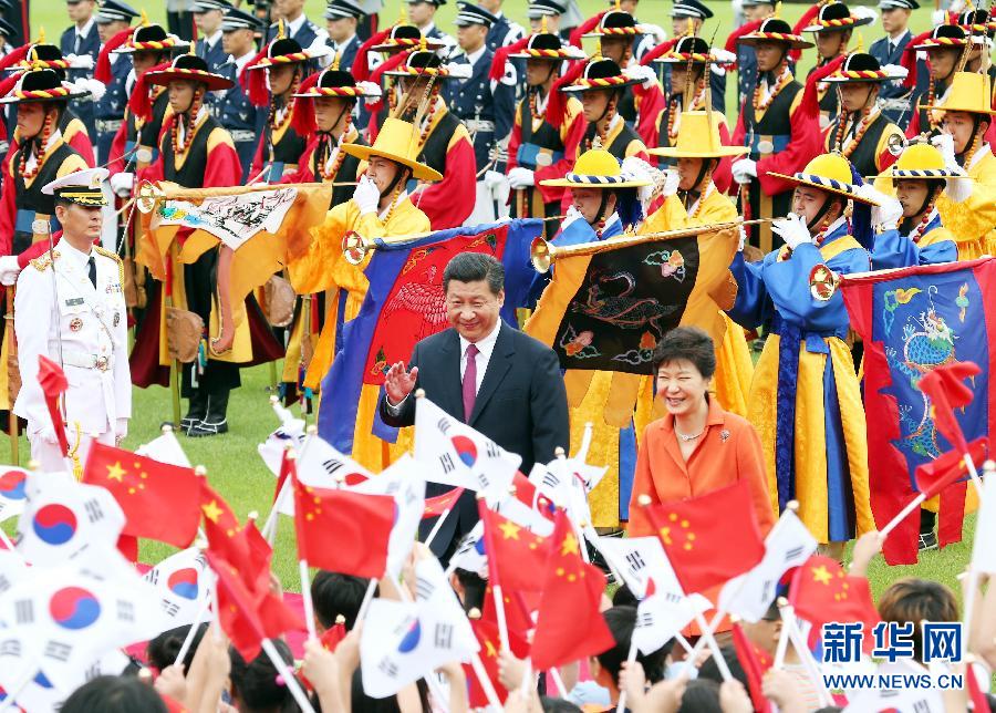 7月3日，國家主席習(xí)近平在首爾同韓國總統(tǒng)樸槿惠舉行會談。會談前，樸槿惠在青瓦臺總統(tǒng)府為習(xí)近平舉行隆重歡迎儀式。 新華社記者姚大偉攝 