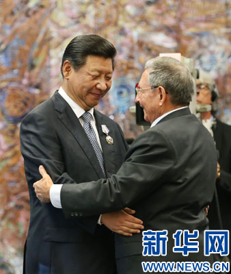 當(dāng)?shù)貢r(shí)間7月22日，國家主席習(xí)近平在哈瓦那接受古巴政府授予的&ldquo;何塞&middot;馬蒂&rdquo;勛章。古巴國務(wù)委員會(huì)主席兼部長會(huì)議主席勞爾&middot;卡斯特羅為習(xí)近平佩戴勛章。新華社記者劉衛(wèi)兵攝