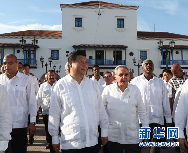 當?shù)貢r間7月23日，國家主席習近平在古巴國務委員會主席兼部長會議主席勞爾&middot;卡斯特羅全程陪同下，訪問古巴第二大城市、被稱為&ldquo;英雄城&rdquo;的圣地亞哥。這是習近平和勞爾參觀圣地亞哥市政府。新華社記者蘭紅光 攝