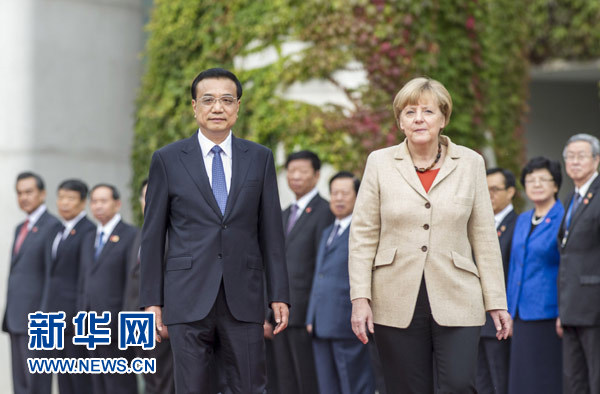 10月10日，德國總理默克爾在柏林總理府前廣場舉行隆重儀式，歡迎國務(wù)院總理李克強對德國進行正式訪問。 新華社記者 謝環(huán)馳 攝 