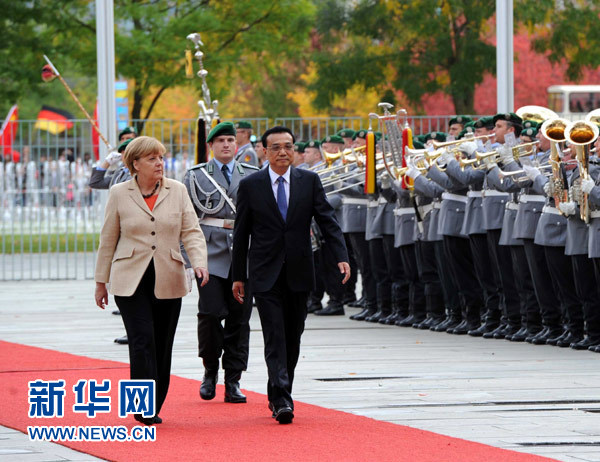 10月10日，德國總理默克爾在柏林總理府前廣場舉行隆重儀式，歡迎中國國務(wù)院總理李克強對德國進行正式訪問。 新華社記者 饒愛民 攝 