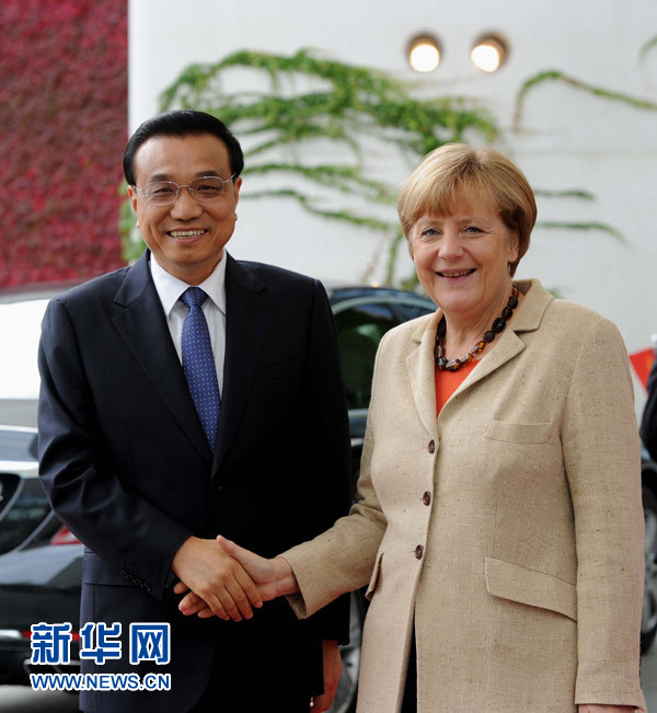 10月10日，德國總理默克爾在柏林總理府前廣場舉行隆重儀式，歡迎中國國務(wù)院總理李克強對德國進行正式訪問。 新華社記者 饒愛民 攝 