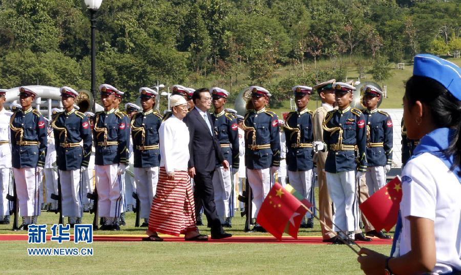 11月14日，中國(guó)國(guó)務(wù)院總理李克強(qiáng)在內(nèi)比都同緬甸總統(tǒng)吳登盛舉行會(huì)談。這是會(huì)談前，吳登盛在緬甸總統(tǒng)府前廣場(chǎng)為李克強(qiáng)舉行隆重的歡迎儀式。新華社記者 鞠鵬 攝