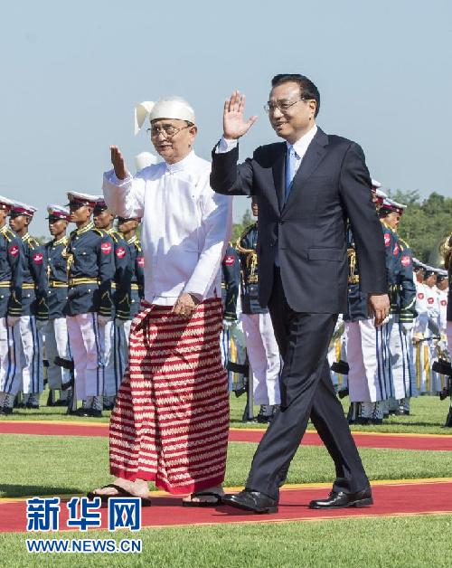 11月14日，中國(guó)國(guó)務(wù)院總理李克強(qiáng)在內(nèi)比都同緬甸總統(tǒng)吳登盛舉行會(huì)談。這是會(huì)談前，吳登盛在緬甸總統(tǒng)府前廣場(chǎng)為李克強(qiáng)舉行隆重的歡迎儀式。新華社記者 王曄 攝