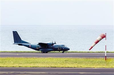 7日，法屬留尼汪島，法國(guó)軍事運(yùn)輸機(jī)沿海岸搜尋MH370殘骸。