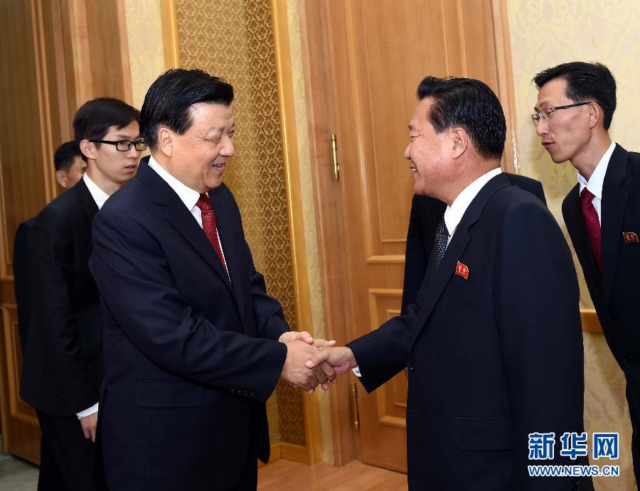 10月9日，在朝鮮進(jìn)行正式友好訪問(wèn)的中共中央政治局常委、中央書(shū)記處書(shū)記劉云山與朝鮮勞動(dòng)黨中央政治局委員、中央書(shū)記崔龍海舉行會(huì)談。新華社記者 饒愛(ài)民 攝