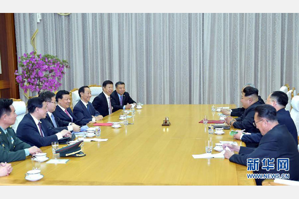 10月9日，中共中央政治局常委、中央書(shū)記處書(shū)記劉云山在平壤百花園迎賓館會(huì)見(jiàn)朝鮮勞動(dòng)黨第一書(shū)記金正恩。 新華社記者 李濤 攝 