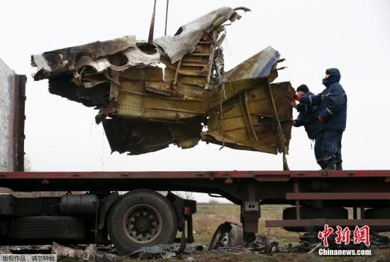 資料圖：2014年11月16日，烏克蘭頓涅茨克地區(qū)，墜毀MH17飛機(jī)事故現(xiàn)場成功搜尋到起落架的部分殘骸，一大塊機(jī)身殘片等。