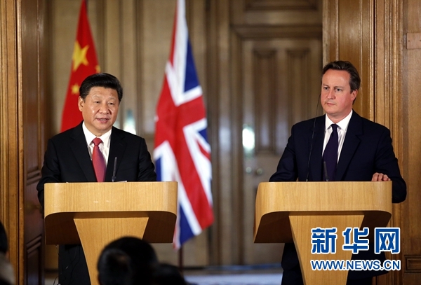 10月21日，國家主席習近平在倫敦唐寧街首相府同英國首相卡梅倫舉行會談。這是會談結束后，習近平和卡梅倫共同會見記者。 新華社記者 鞠鵬 攝 