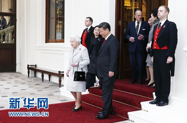10月22日，國家主席習(xí)近平和夫人彭麗媛離開白金漢宮。離開前，英國女王伊麗莎白二世和丈夫菲利普親王專門前來同習(xí)近平夫婦親切話別。新華社記者 鞠鵬 攝