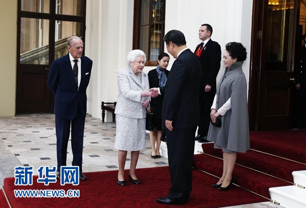 10月22日，國家主席習(xí)近平和夫人彭麗媛離開白金漢宮。離開前，英國女王伊麗莎白二世和丈夫菲利普親王專門前來同習(xí)近平夫婦親切話別。新華社記者 鞠鵬 攝