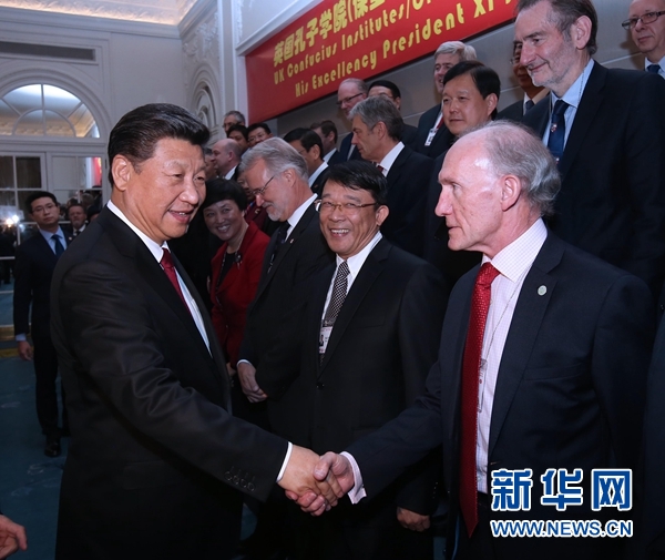 10月22日，國家主席習近平在倫敦出席全英孔子學院和孔子課堂年會開幕式。這是習近平同參加開幕式的嘉賓親切交談。 新華社記者 龐興雷 攝 