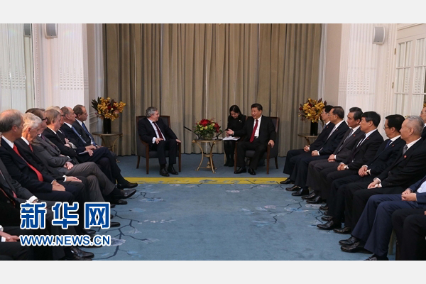 10月22日，國家主席習近平在倫敦集體會見英國前首相布朗等英國友人。新華社記者 龐興雷 攝 