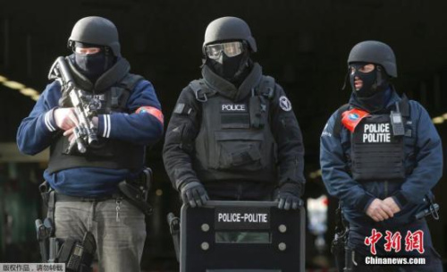 布魯塞爾全副武裝的警察。