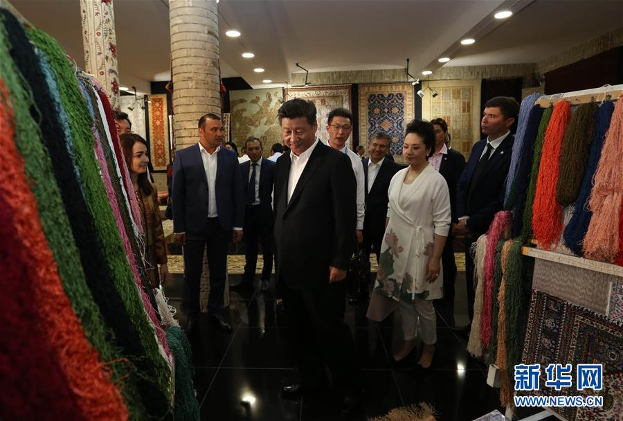 6月21日下午，正在對烏茲別克斯坦進行國事訪問的國家主席習近平在烏茲別克斯坦總理米爾濟約耶夫陪同下，來到布哈拉古城參觀這座被稱為&ldquo;絲綢之路活化石&rdquo;的歷史文化名城。這是習近平和夫人彭麗媛參觀一家地毯和絲綢作坊。新華社記者蘭紅光攝