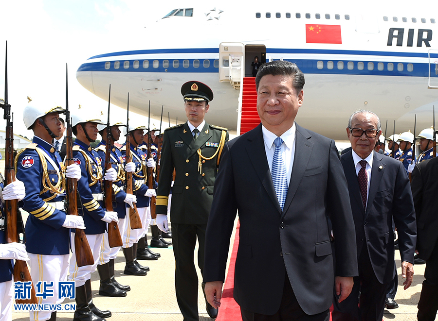 10月13日，國家主席習(xí)近平乘專機(jī)抵達(dá)金邊國際機(jī)場，開始對柬埔寨王國進(jìn)行國事訪問。柬埔寨副首相兼王宮事務(wù)大臣貢桑奧親王和夏卡朋親王、阿倫公主等在舷梯旁熱情迎接習(xí)近平主席。新華社記者　謝環(huán)馳　攝