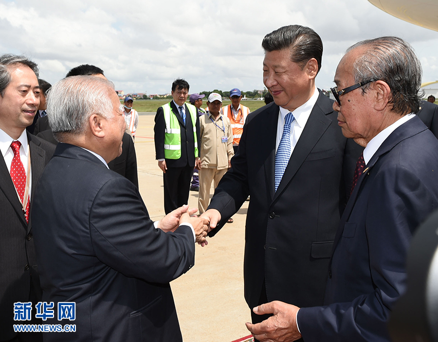 10月13日，國家主席習(xí)近平乘專機(jī)抵達(dá)金邊國際機(jī)場，開始對柬埔寨王國進(jìn)行國事訪問。柬埔寨副首相兼王宮事務(wù)大臣貢桑奧親王和夏卡朋親王、阿倫公主等在舷梯旁熱情迎接習(xí)近平主席。新華社記者　謝環(huán)馳　攝